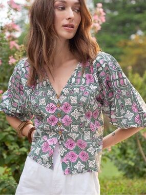 NWT Beyond by Vera Vivi Top in Heritage Wisteria Verdure Print